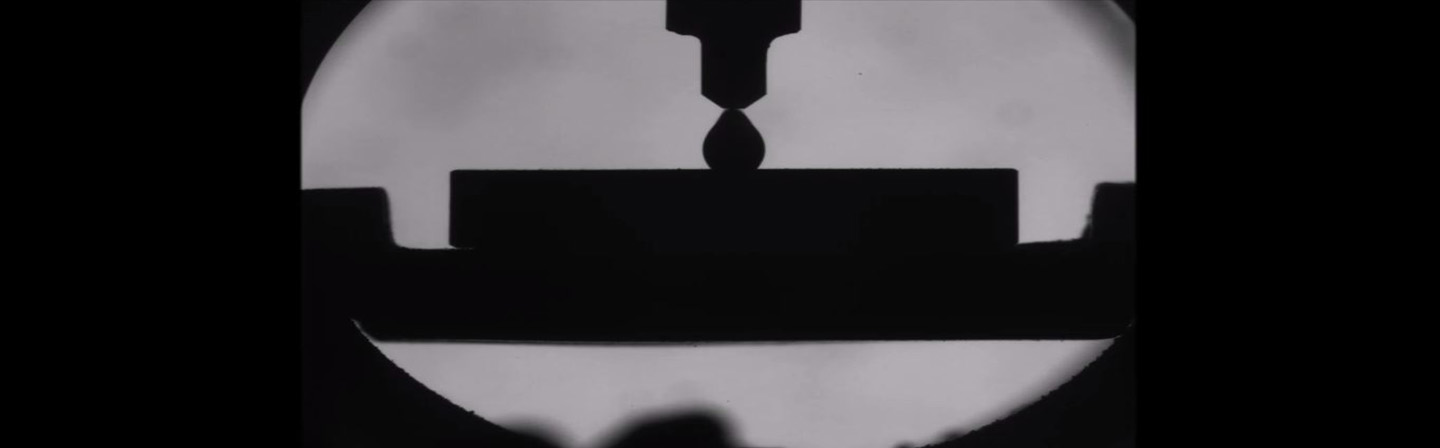 nickel_schmelze_tropfen Mit unserem DW-TOM wird die Nickel-Schmelze nach der sessiledrop-Methode fallen gelassen und von einer Hochgeschwindigkeitskamera aufgenommen